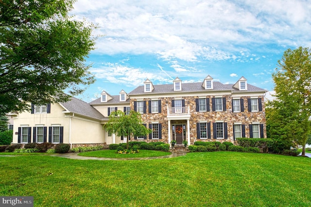 view of front facade featuring a front yard