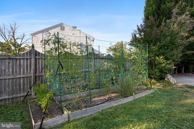 view of gate featuring a lawn