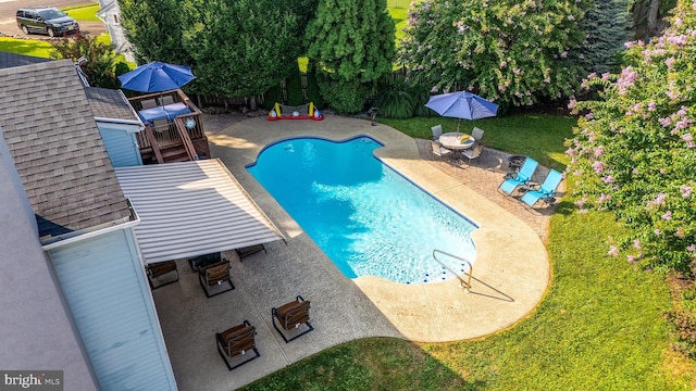 view of swimming pool with a patio area and a lawn