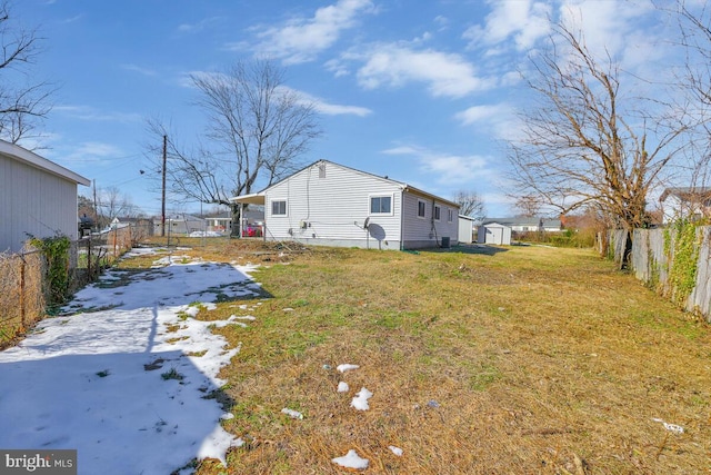 view of yard with a shed