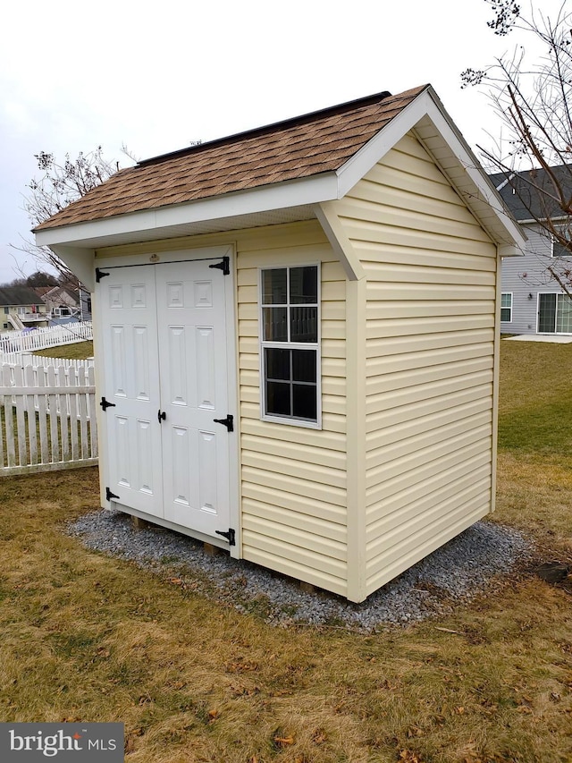 view of outdoor structure featuring a yard