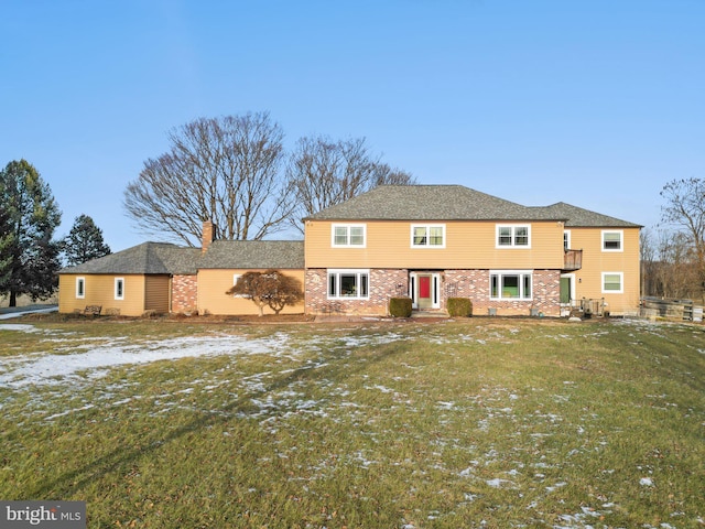 view of front of property featuring a front yard