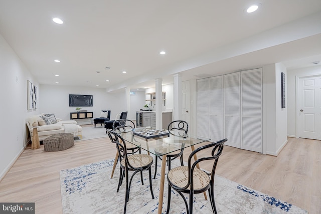 dining space with recessed lighting, light wood-style floors, and baseboards