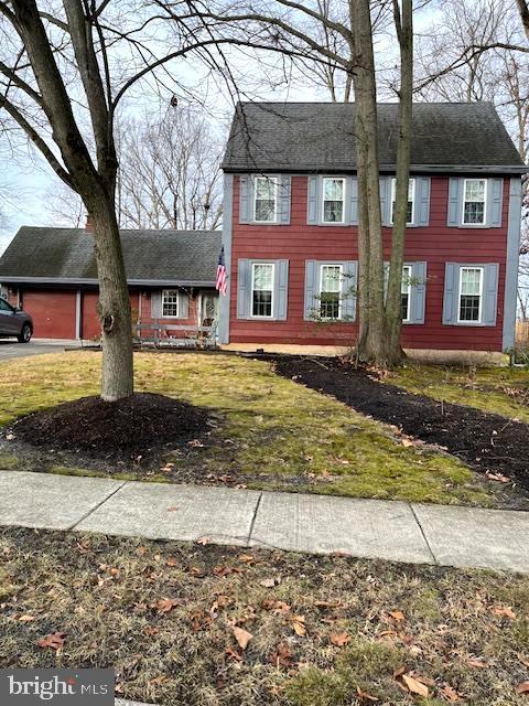 colonial house featuring a front yard