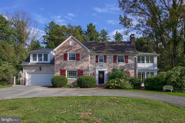 view of front of property featuring a front lawn