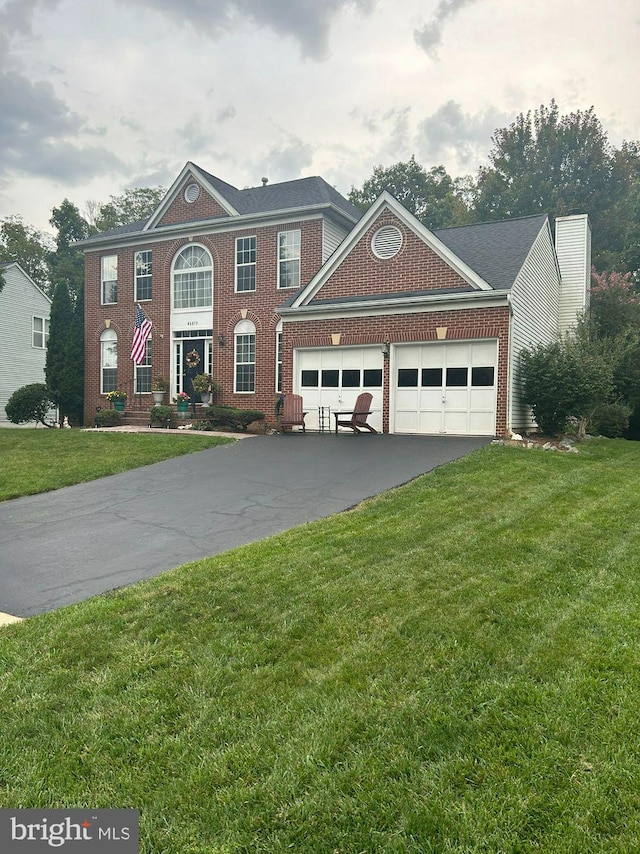 view of front facade featuring a front yard and a garage