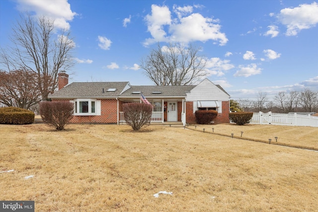 view of front of home featuring a front lawn