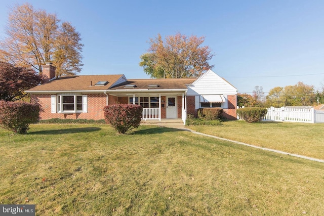 view of front of property featuring a front yard and a porch