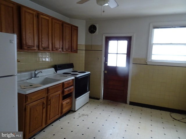 kitchen featuring sink, white appliances, tasteful backsplash, and ceiling fan