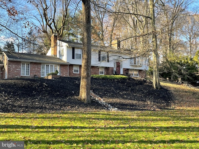 view of front of house with a front lawn