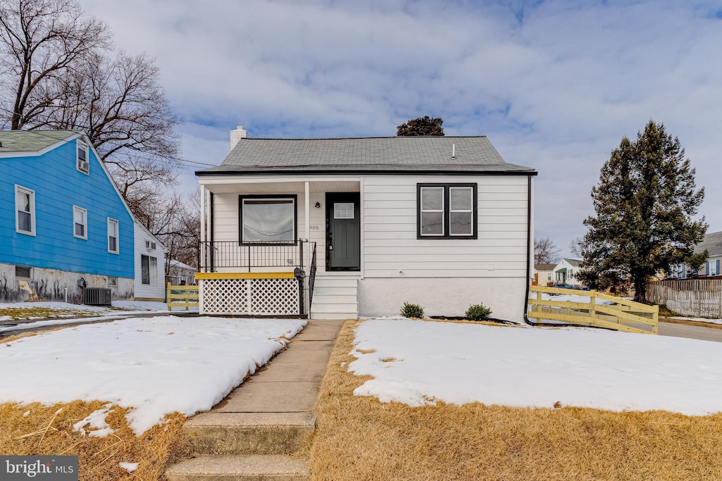 bungalow featuring cooling unit and covered porch