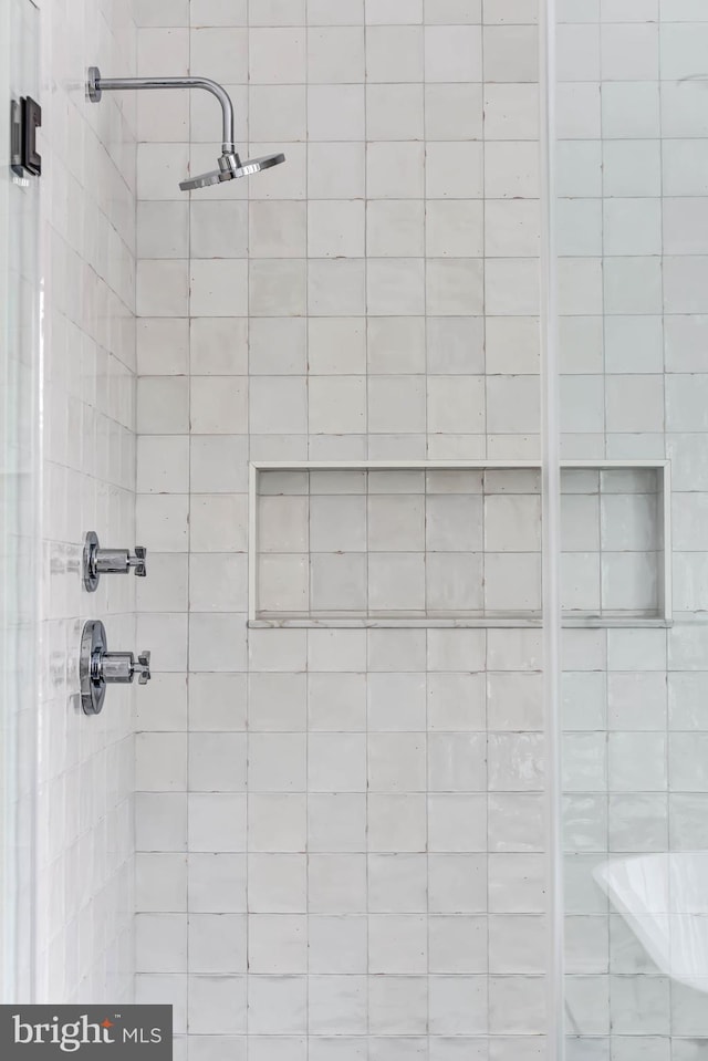 bathroom featuring a tile shower