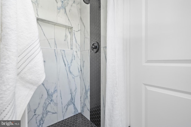 bathroom featuring a tile shower