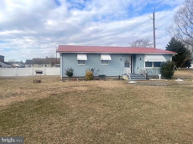 view of front of house featuring a front lawn