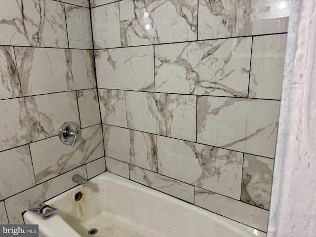 bathroom with tiled shower / bath