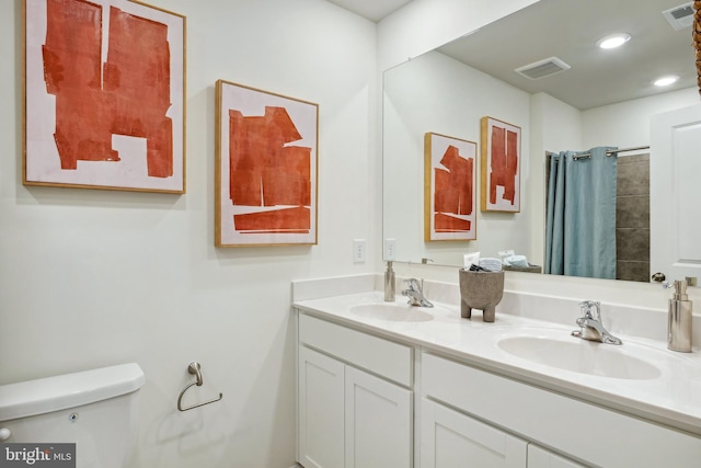 bathroom featuring a shower with curtain, vanity, and toilet