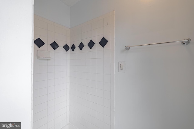 9416 Mirror Pond Dr, Fairfax, VA 22032 - bathroom with tiled shower