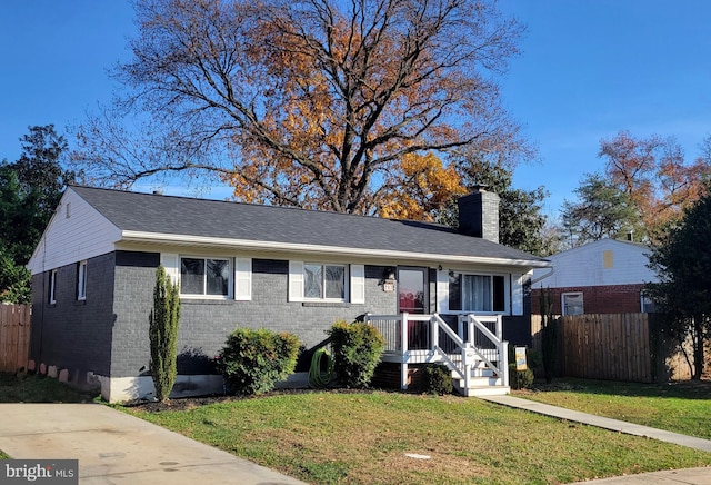 view of front of property featuring a front lawn