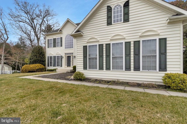 traditional home featuring a front lawn