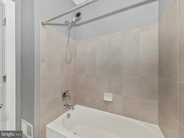 bathroom with tiled shower / bath