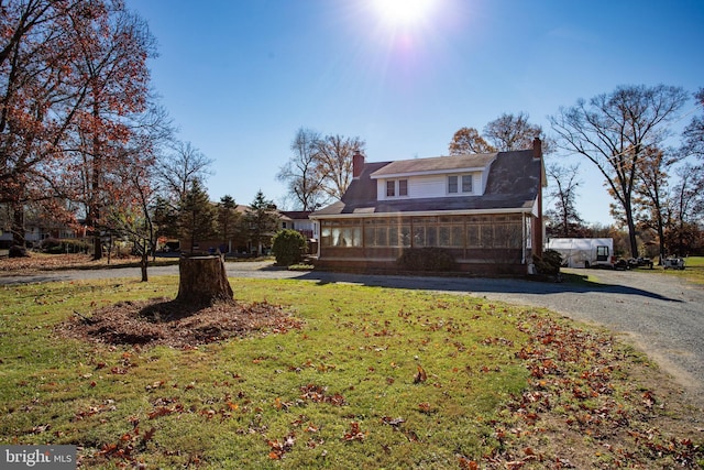 view of front of property featuring a front yard