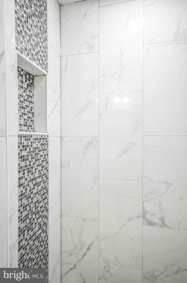 bathroom featuring a tile shower