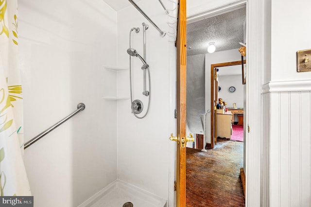 bathroom featuring a textured ceiling and a shower with curtain