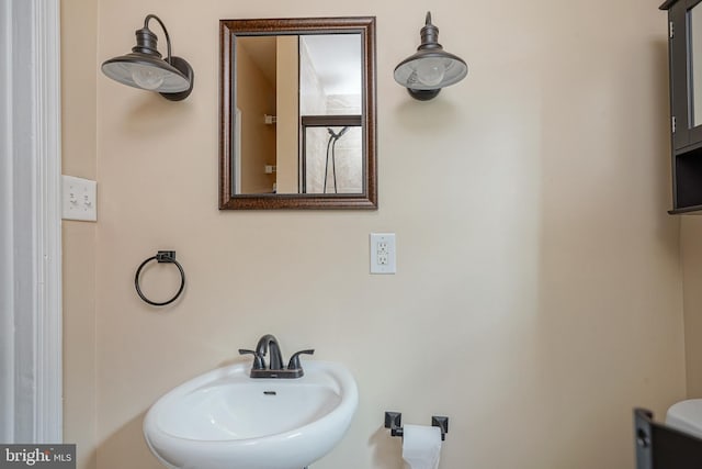 bathroom featuring sink