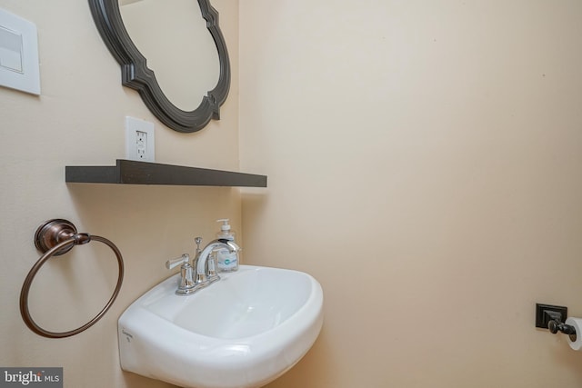 bathroom featuring sink