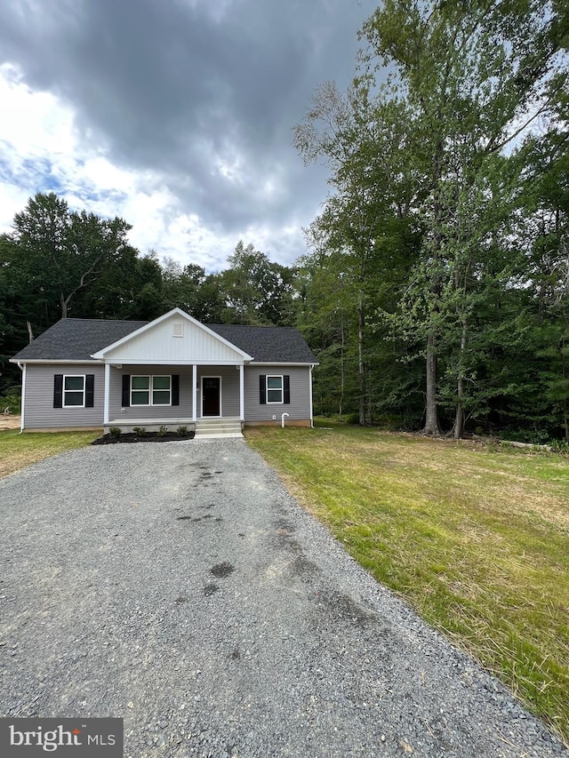 view of front facade featuring covered porch and a front lawn