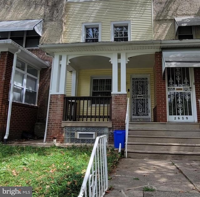 entrance to property featuring covered porch