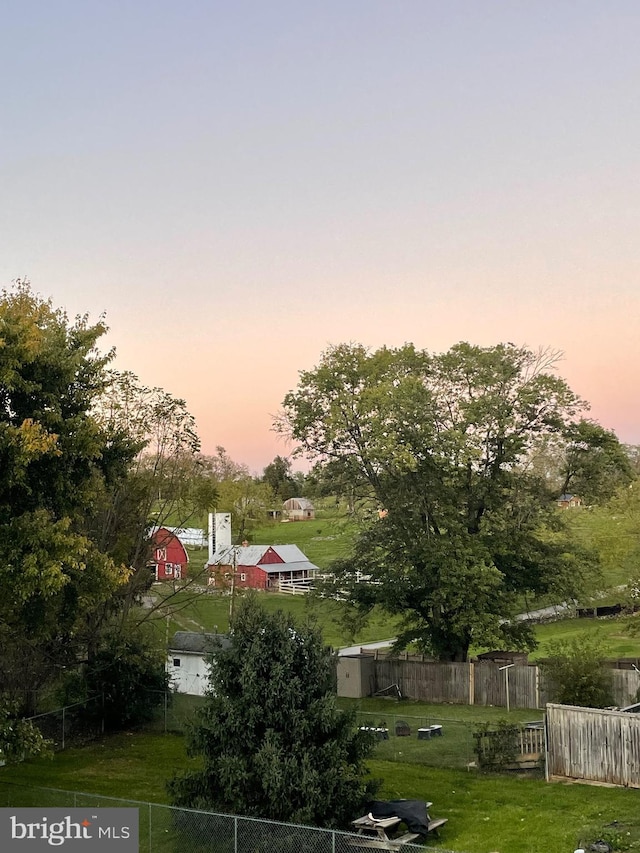 view of yard at dusk