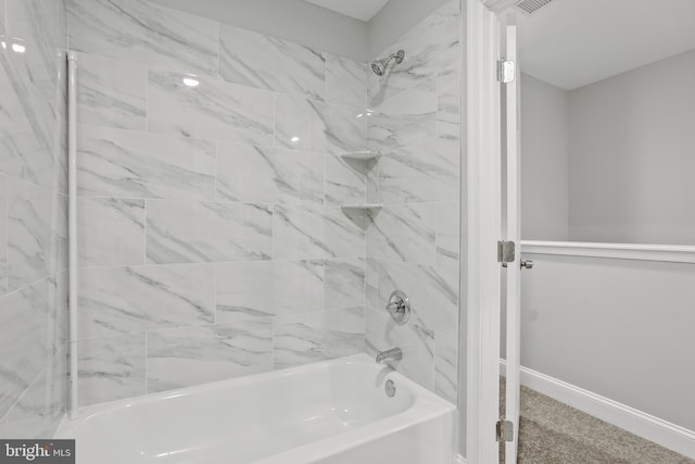 bathroom with tiled shower / bath