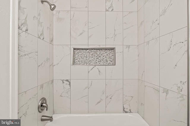 bathroom with tiled shower / bath