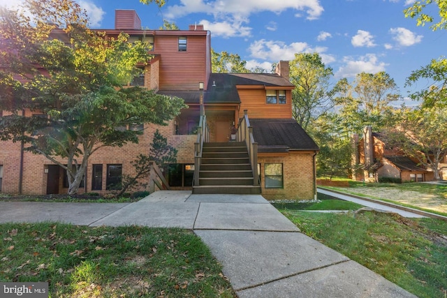 view of front of home with a front lawn