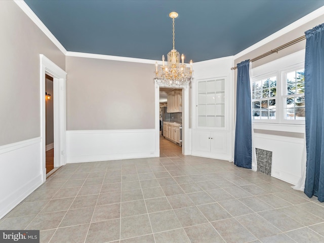 unfurnished room featuring crown molding, an inviting chandelier, and light tile patterned flooring