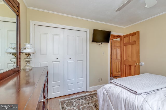 bedroom featuring a closet, ceiling fan, and crown molding