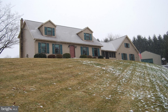 new england style home featuring a front lawn