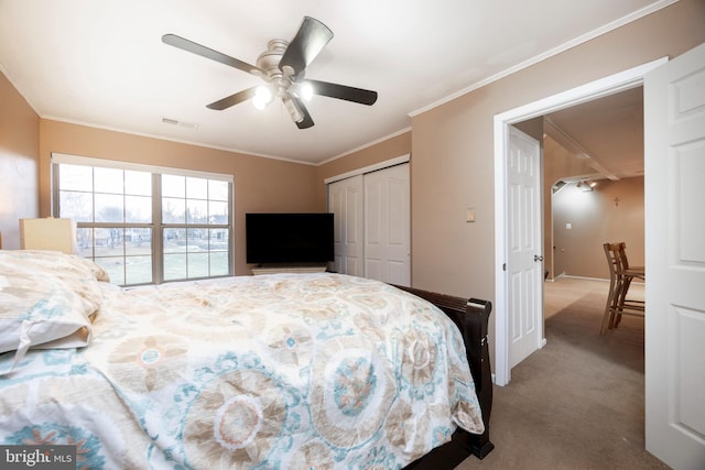 bedroom with ceiling fan, a closet, carpet floors, and crown molding