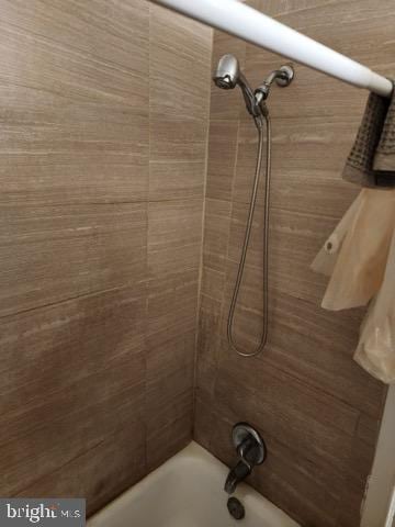 bathroom featuring tiled shower / bath combo