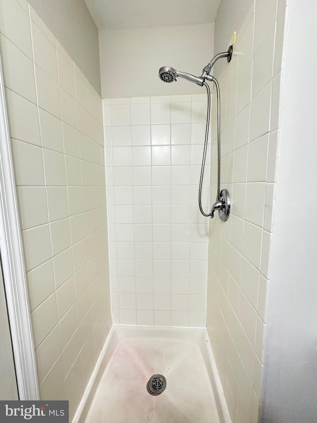 bathroom with a tile shower