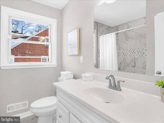 bathroom with curtained shower, plenty of natural light, vanity, and toilet