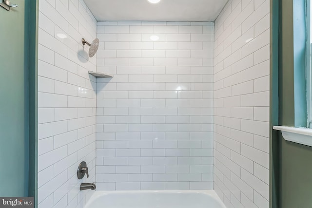 bathroom featuring tiled shower / bath combo