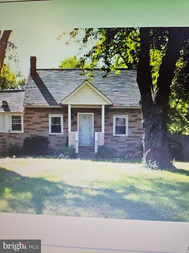 view of front of home featuring a front lawn