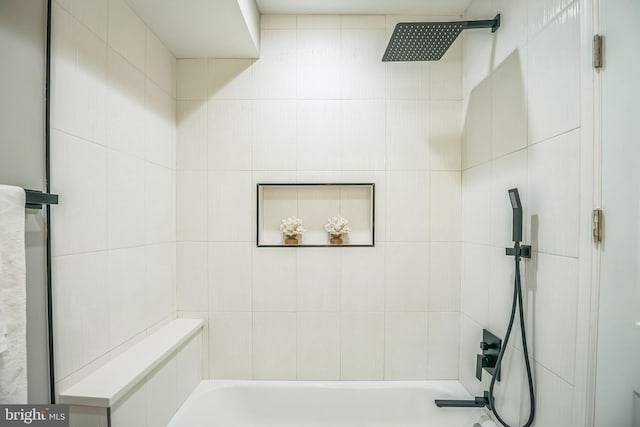 bathroom with tiled shower / bath