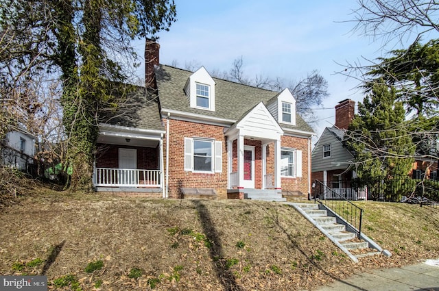 cape cod house featuring a front lawn