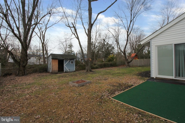 view of yard featuring a storage shed