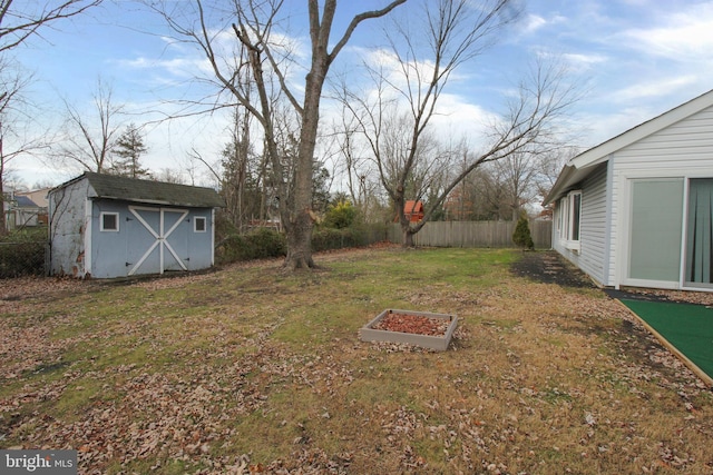 view of yard featuring a storage shed