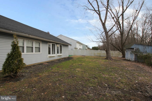 view of yard featuring a storage unit