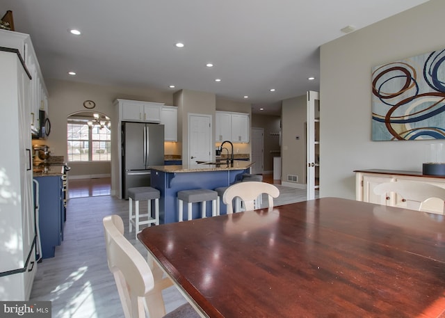 dining space featuring recessed lighting, visible vents, baseboards, and light wood-style flooring